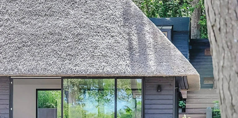 Dach pokryty trzciną z kominami