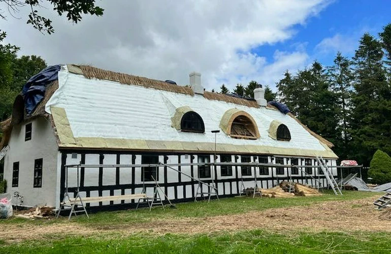 Układanie trzciny na dachu