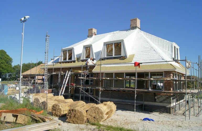 Układanie trzciny na dachu