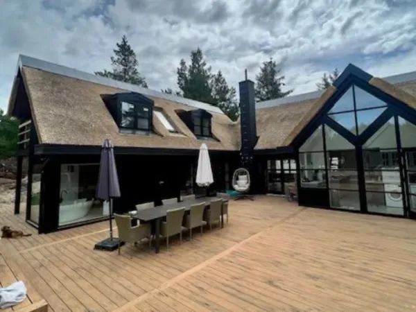 budynek-z-dachem-trzcinowym-50