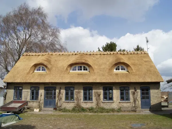 budynek-z-dachem-trzcinowym-1