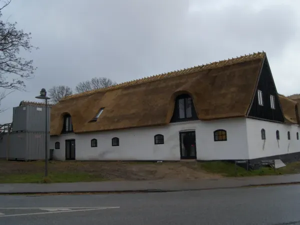 budynek-z-dachem-trzcinowym-10