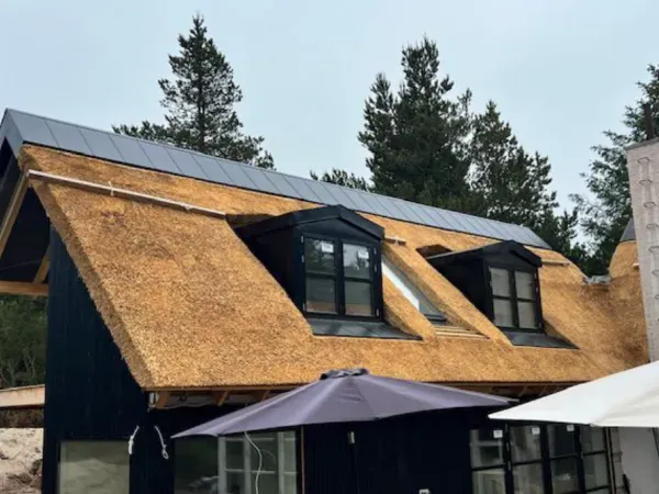 budynek-z-dachem-trzcinowym-104