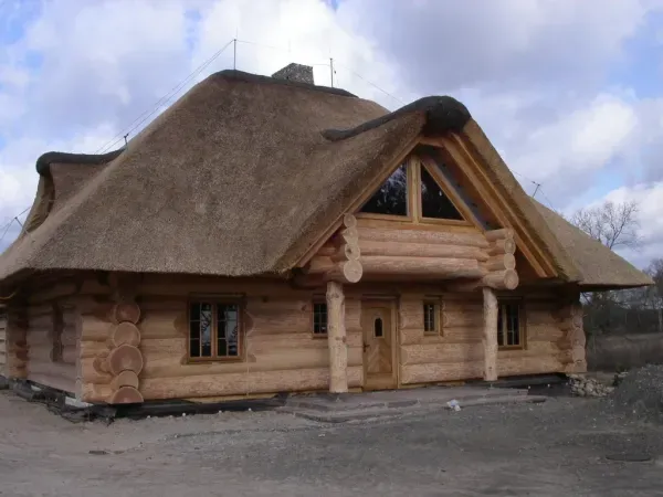 budynek-z-dachem-trzcinowym-11