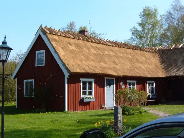 budynek-z-dachem-trzcinowym-12