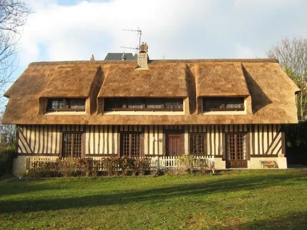 budynek-z-dachem-trzcinowym-14