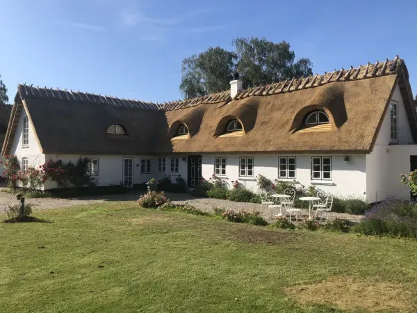 budynek-z-dachem-trzcinowym-15