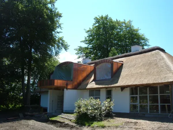 budynek-z-dachem-trzcinowym-17