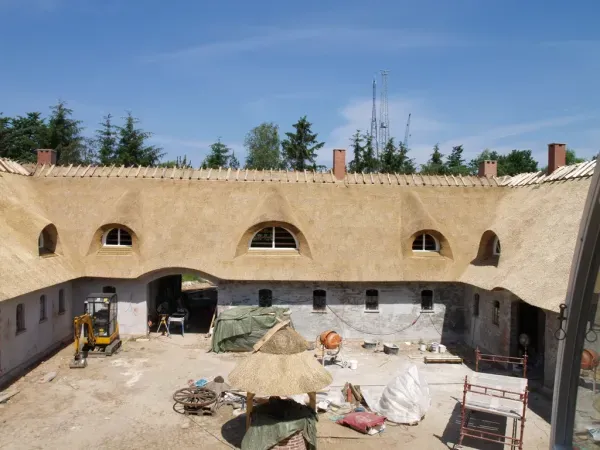 budynek-z-dachem-trzcinowym-18