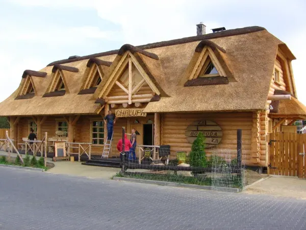 budynek-z-dachem-trzcinowym-20