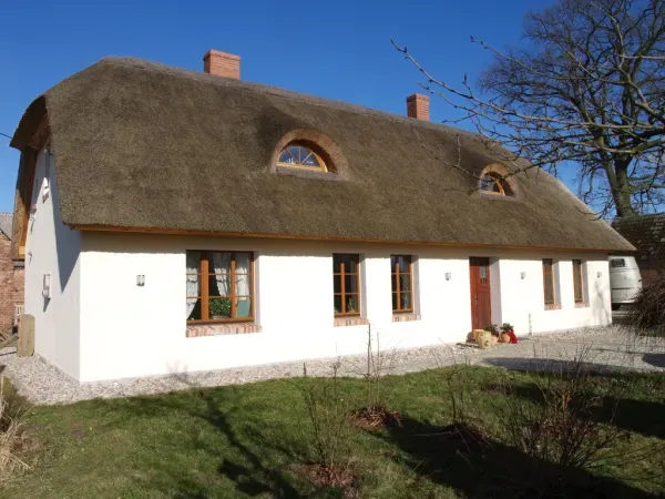 budynek-z-dachem-trzcinowym-22