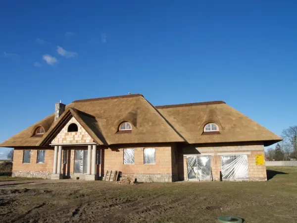 budynek-z-dachem-trzcinowym-23