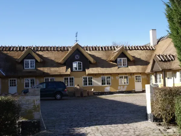 budynek-z-dachem-trzcinowym-24