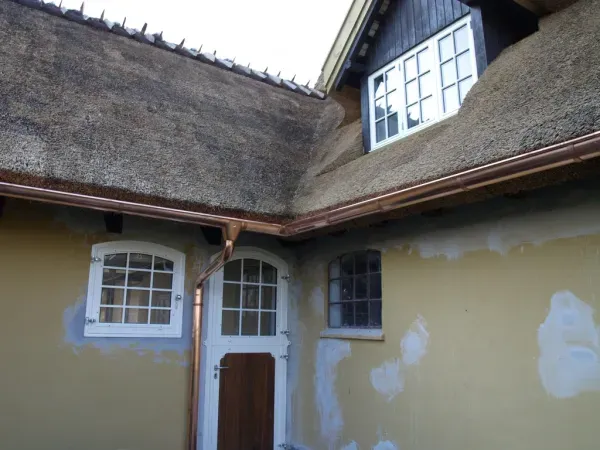 budynek-z-dachem-trzcinowym-25