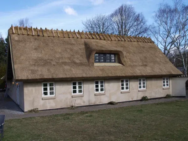 budynek-z-dachem-trzcinowym-29