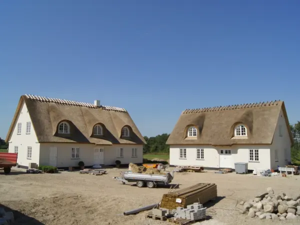 budynek-z-dachem-trzcinowym-3