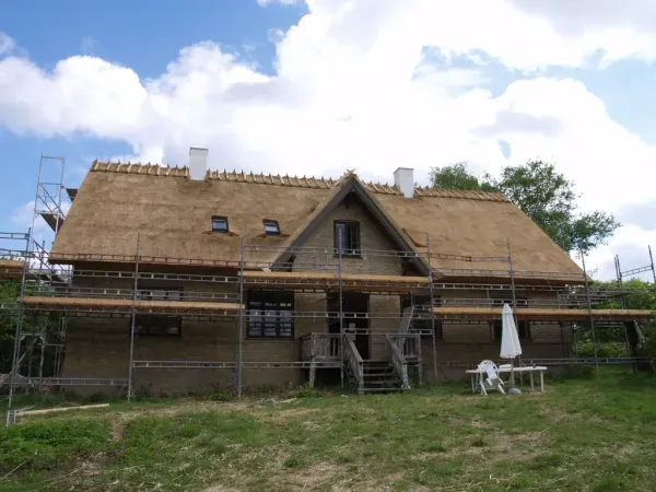 budynek-z-dachem-trzcinowym-31