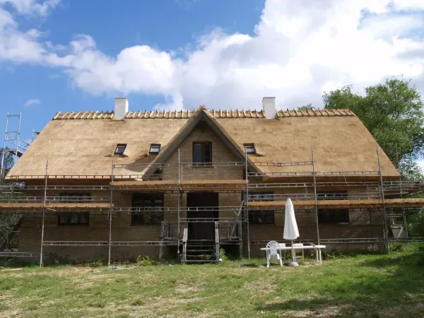 budynek-z-dachem-trzcinowym-32