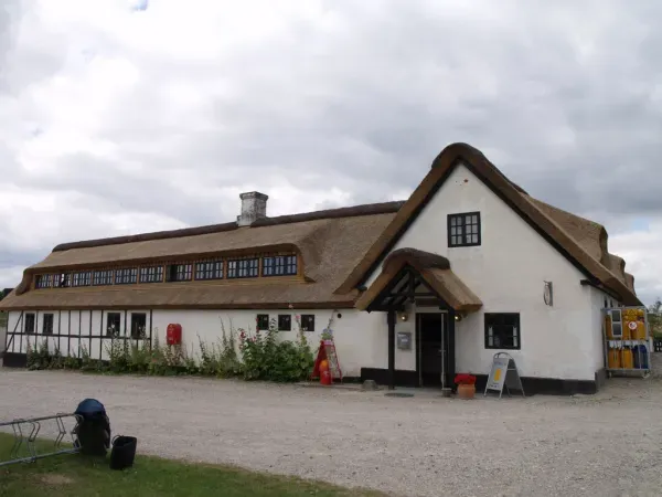 budynek-z-dachem-trzcinowym-34