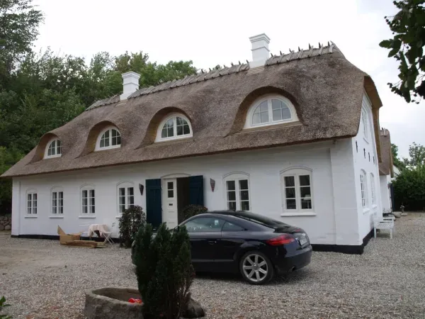 budynek-z-dachem-trzcinowym-35