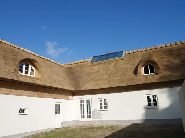 budynek-z-dachem-trzcinowym-37