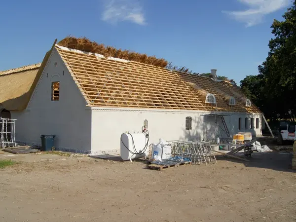 budynek-z-dachem-trzcinowym-4