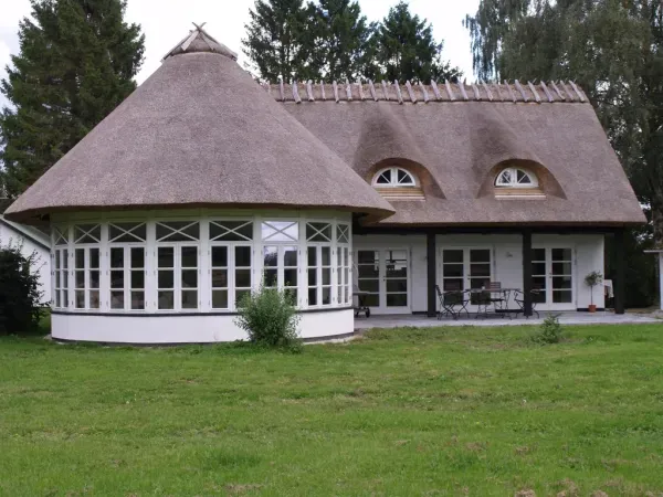 budynek-z-dachem-trzcinowym-40