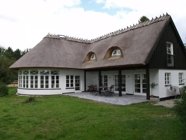 budynek-z-dachem-trzcinowym-41