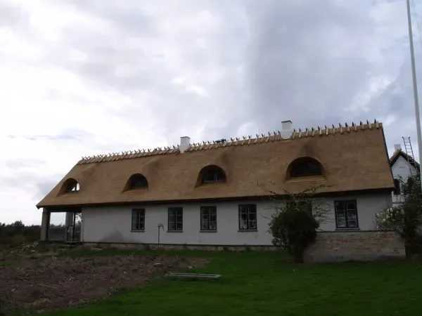 budynek-z-dachem-trzcinowym-42