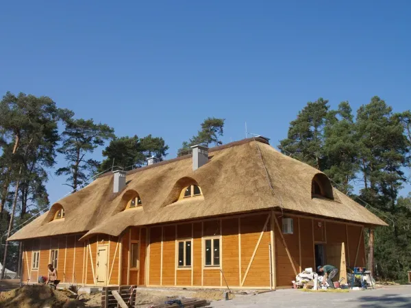 budynek-z-dachem-trzcinowym-43