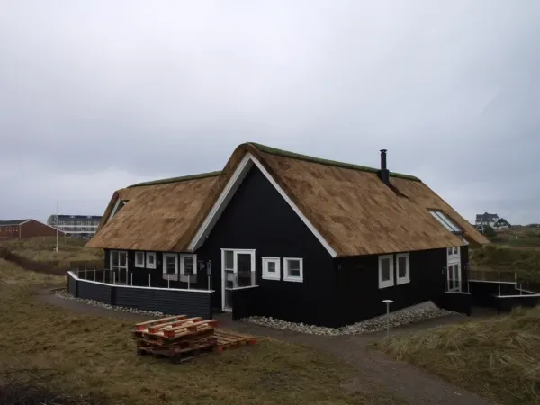 budynek-z-dachem-trzcinowym-44