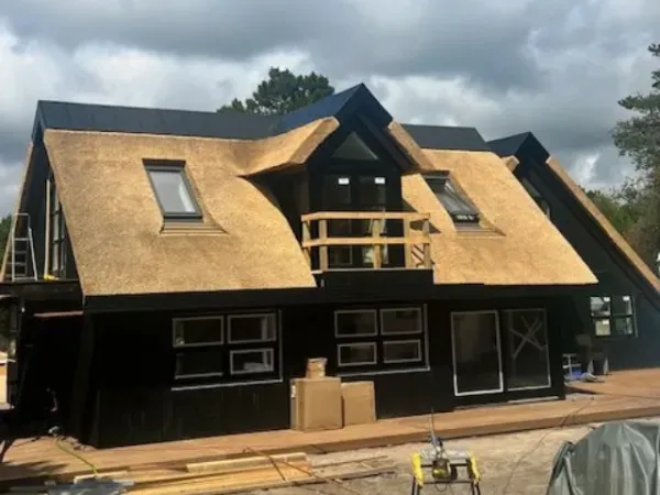 budynek-z-dachem-trzcinowym-46