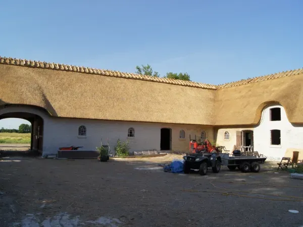 budynek-z-dachem-trzcinowym-5