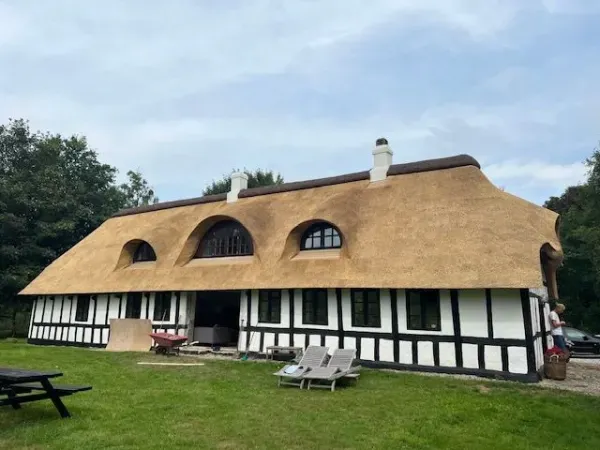 budynek-z-dachem-trzcinowym-50