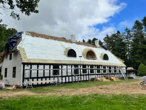 budynek-z-dachem-trzcinowym-52