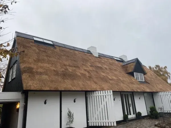 budynek-z-dachem-trzcinowym-54