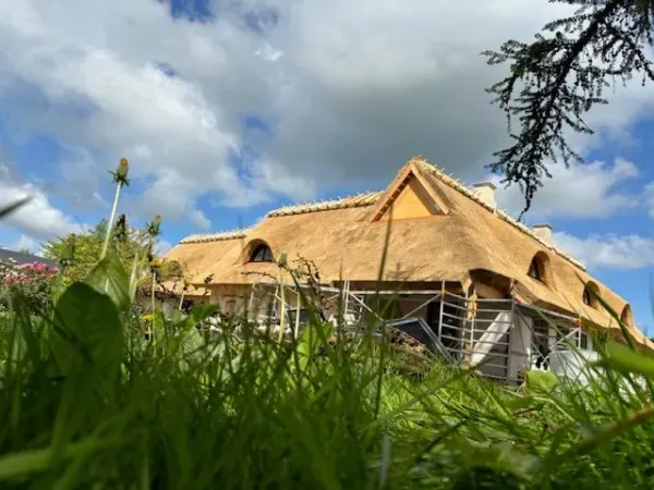 budynek-z-dachem-trzcinowym-55