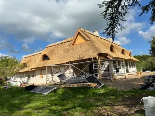 budynek-z-dachem-trzcinowym-56