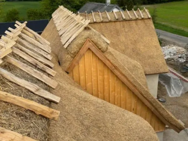 budynek-z-dachem-trzcinowym-58