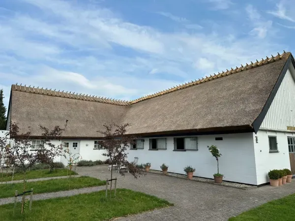 budynek-z-dachem-trzcinowym-59