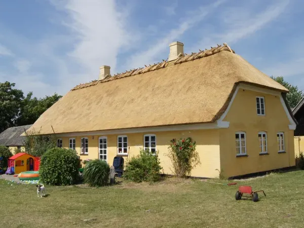 budynek-z-dachem-trzcinowym-6