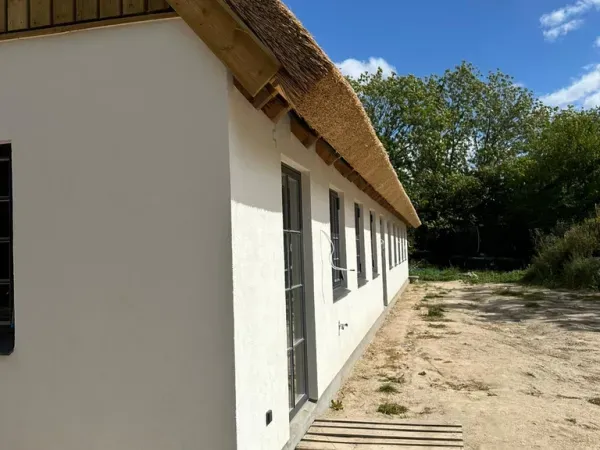 budynek-z-dachem-trzcinowym-63