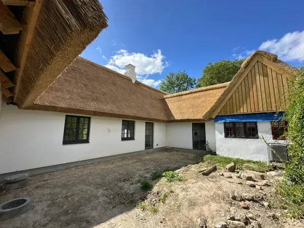 budynek-z-dachem-trzcinowym-65