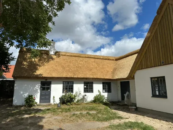 budynek-z-dachem-trzcinowym-66