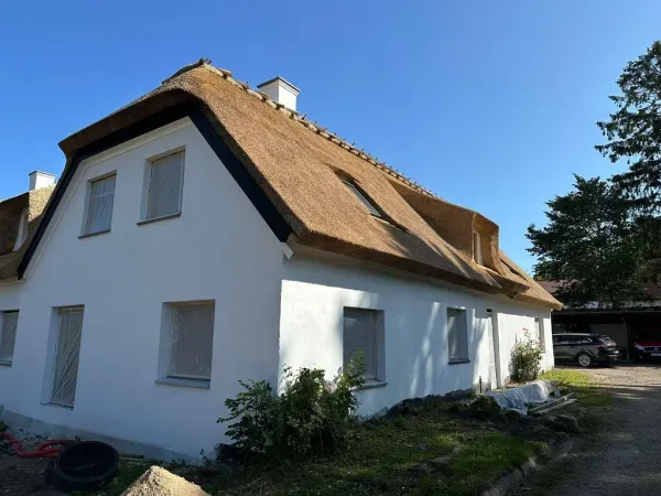 budynek-z-dachem-trzcinowym-68