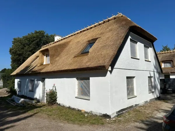 budynek-z-dachem-trzcinowym-69