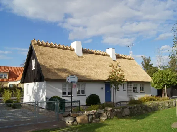 budynek-z-dachem-trzcinowym-7