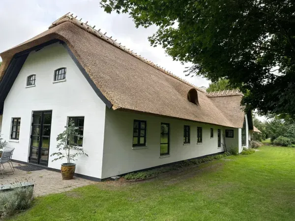 budynek-z-dachem-trzcinowym-71