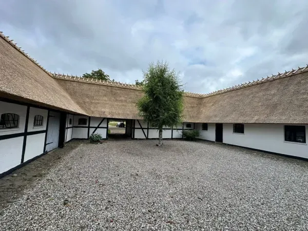 budynek-z-dachem-trzcinowym-72