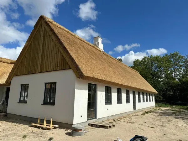 budynek-z-dachem-trzcinowym-74